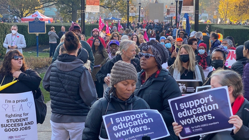 Ontario, on bin protesto olarak eğitim işçisinin grevini yasa dışı ilan etmeye çalışıyor