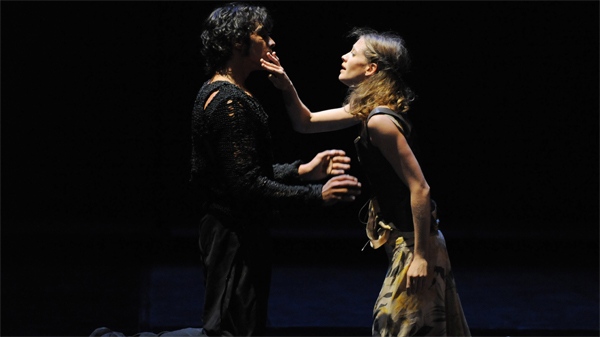 Jason Reilly and Alicia Amatriain in Hamlet. (Stuttgart Ballet / National Ballet of Canada)