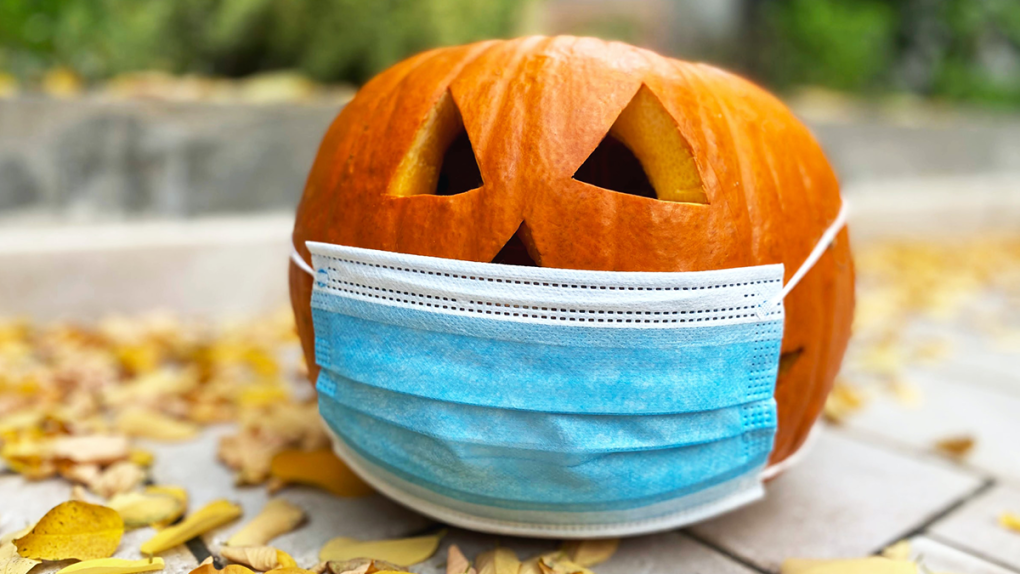 A jack-o'-lantern dons a face mask during the COVID-19 pandemic.