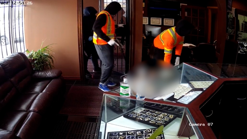 Violent Toronto jewelry store robbery caught on camera, $750K worth of goods stolen