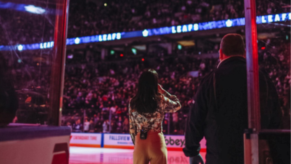 Longtime Toronto Maple Leafs anthem singer steps away from the job after six years. (@itzmartinaol/Twitter)