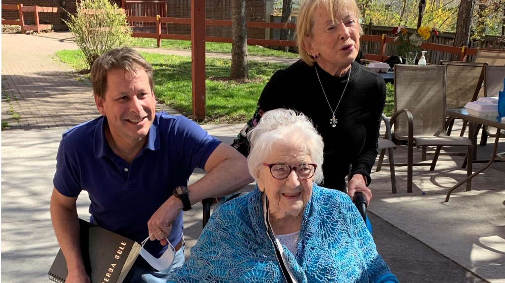 Anne ve kızı 80 yıl sonra Toronto'da bir araya geldi