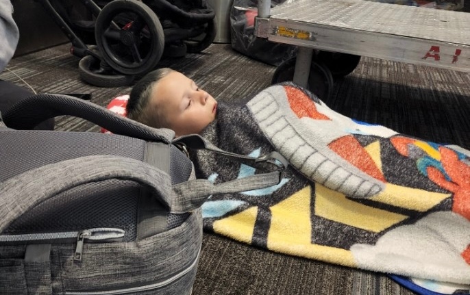 Les retards d'Air Canada laissent la mère et les enfants dormir par terre