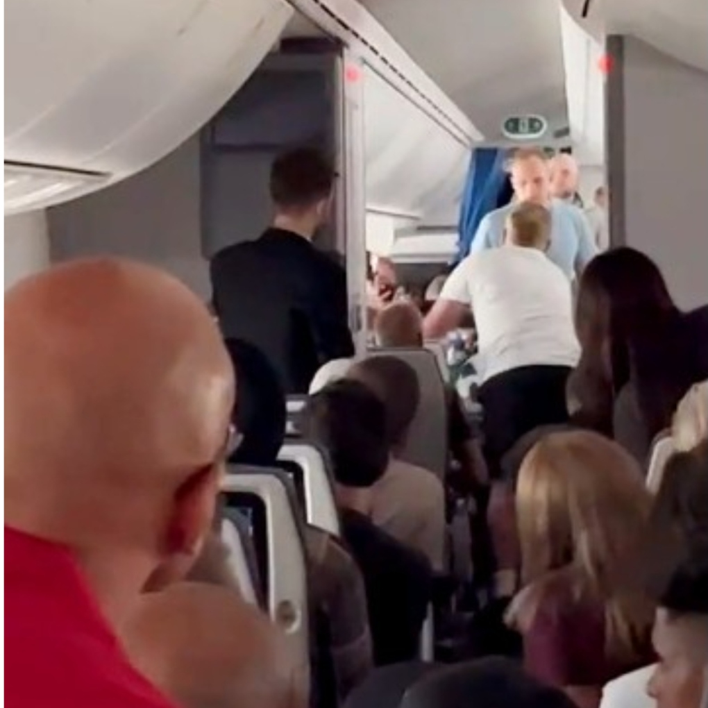 Des passagers attaquent un Canadien en plein vol après un incident