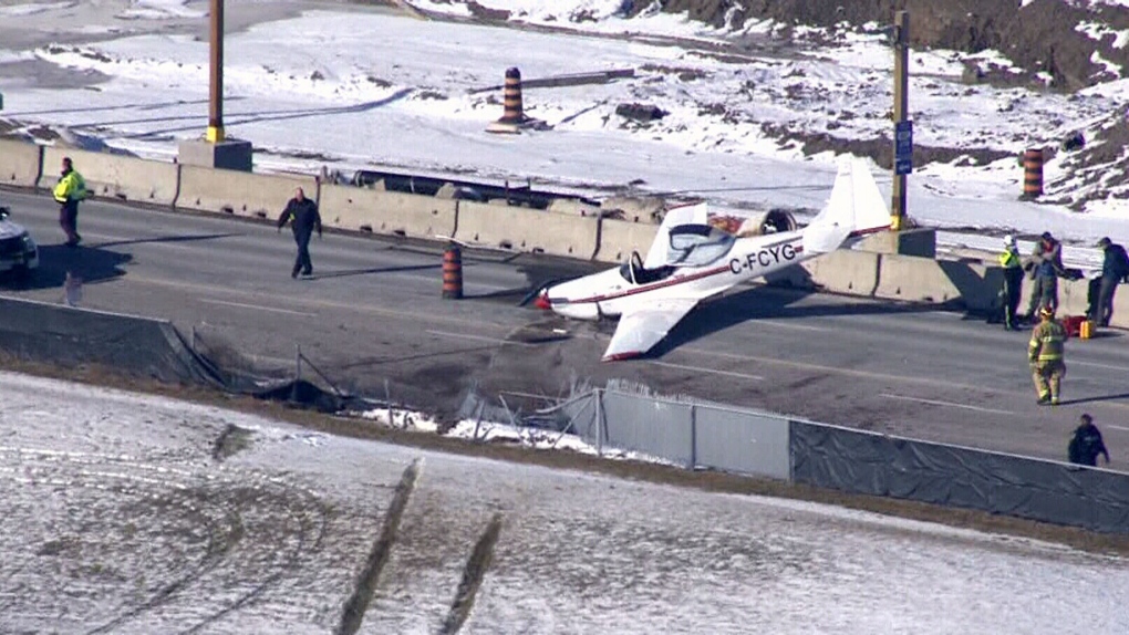 Uçak düştü, Markham, Ont'taki havaalanının yakınında yola çıktı.