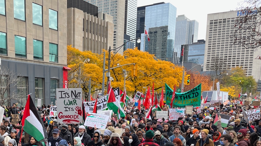 A crowd estimated to be in the thousands marches through the streets of downtown Toronto calling for a ceasefire in Gaza. (Mike Walker)