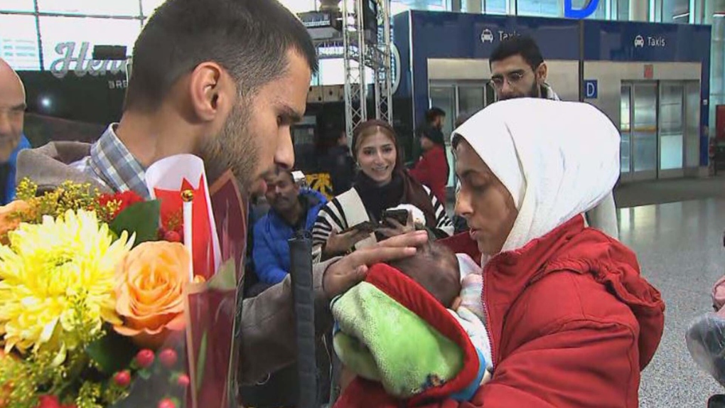 Il padre si riunisce con la moglie e il figlio appena nato, in fuga dalla guerra tra Israele e Hamas