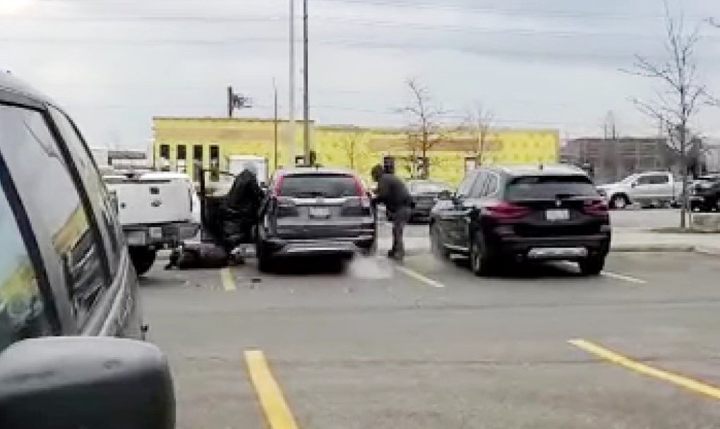 Pembajakan mobil Milton di tempat parkir Metro terekam dalam video