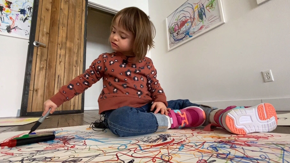 Keluarga memamerkan karya seni putrinya di Toronto pada Hari Sindrom Down Sedunia