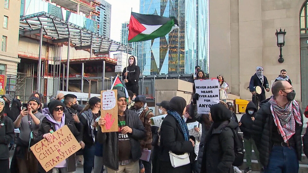 March for Gaza during rush hour at Union Station