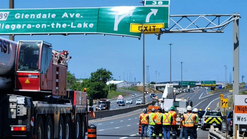 Qew In Niagara Closed After Truck Strikes Sign